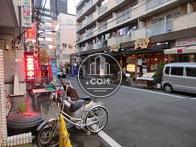 この先すぐ新宿御苑前駅です