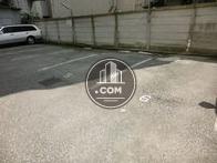 平置きの駐車場がございます