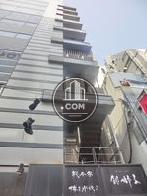裏手に外階段が見えます