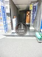歩道との間にはわずかに段差がございます