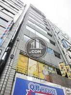 窓と階段のデザインが印象的です
