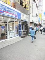 建物正面向って右側にエントランスがあります