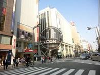 広い交差点に位置しています