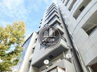 角地から見上げた外観