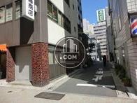 玄関は脇道側にあります