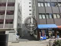 脇通路も入れると３面道路に面しています