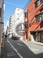 築地駅へ向かう公道です