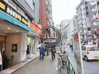 人通りの活発な通り