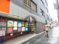 脇道側にある正面口