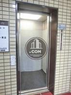 9人乗りエレベーターです