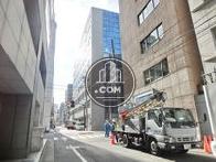 3面通りに囲われた立地の建物