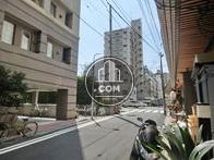 この先春日通りです