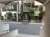 入口から見た周辺です