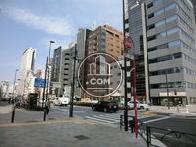 明治通りに面しています