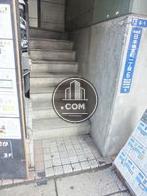 建物左側に正面玄関があります