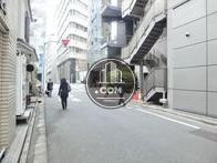 幅広い通りが展開される玄関前エリア