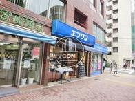 前面の歩道はかなり広く取られています
