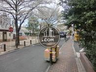 前面は道路・歩道が整備され、余裕の幅広さがあります