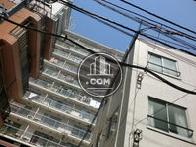 少し奥まった場所に建っています