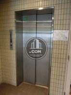 エレベーターの乗り場前