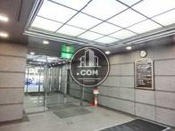 大きく設置された天井照明