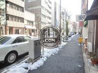 街路樹の点在する歩道