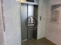 銀色の扉のエレベーターです