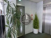 植栽の置いてあるエントランスです