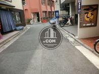 玄関は路地側にあります