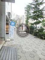 歩道が綺麗に舗装されています