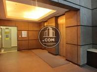 広々としたエントランス、エレベーターは2台設置されています