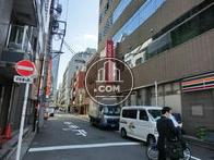 この道路を進むと秋葉原駅があります