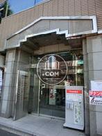 ビルの正面玄関です