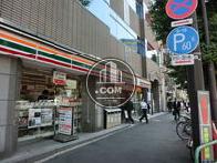 １階にはコンビニエンスストアが営業中です