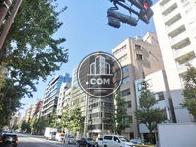 周辺はオフィスビルが立ち並びます