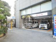 1階にコインパーキングが常設されています