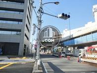 首都高速沿いに面した側道