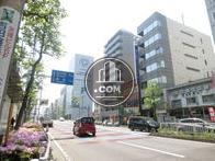 幅広い公道沿い