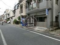 住宅街に建つビルです