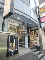 １階はアイスクリーム店が営業中です。