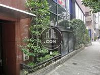 植栽があり緑豊かなビル周辺