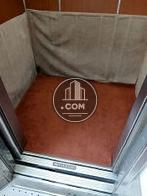 エレベーター内部