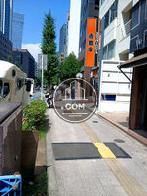 建物前の歩道