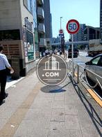 建物前の歩道