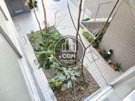 植栽のある中庭エリア