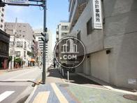 側面道路です。先には駅や区役所があります