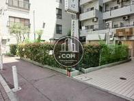 裏手に小さな広場があります