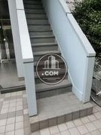 正面向って右側に設置されています