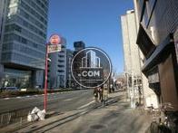 玄関右側の通りの様子