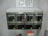 エントランスに入るとすぐ右手に集合ポストがあります